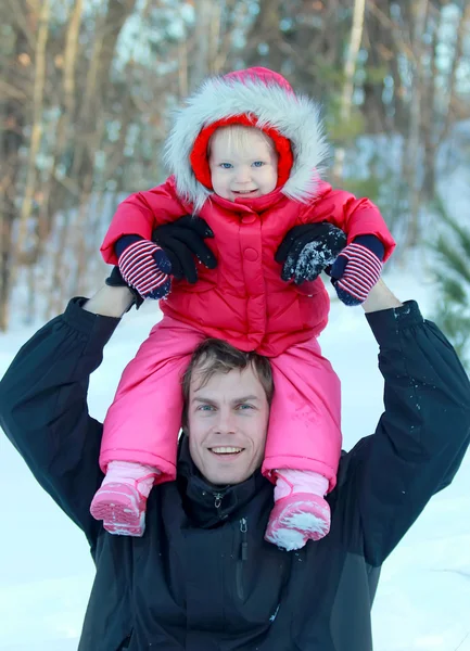 Pai e filha no parque de inverno — Fotografia de Stock