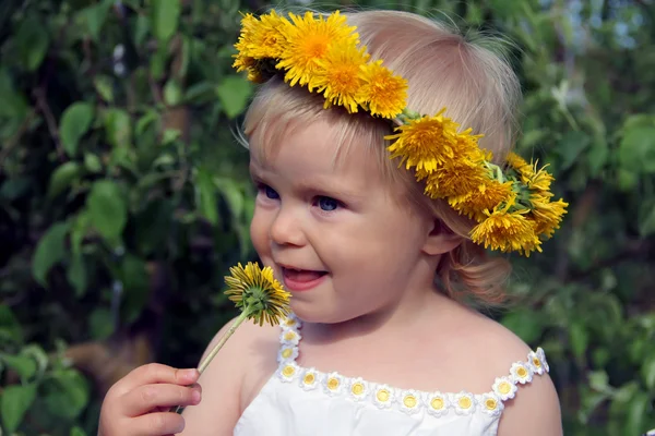 Κορίτσι με floral στεφάνι — Φωτογραφία Αρχείου