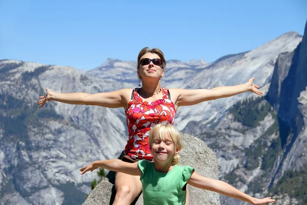 Woman and her little daughter on the rock — Stock Photo, Image