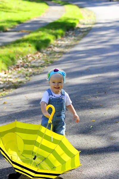 Ragazza che gioca con l'ombrello nel parco — Foto Stock