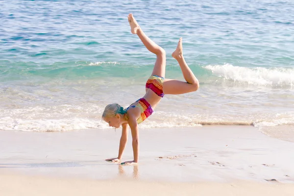 Ginnastica ragazza sulla spiaggia — Foto Stock