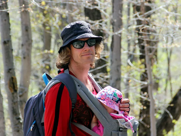 Mannen med barnet i skogen våren — Stockfoto