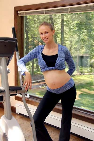 Pregnant woman in the gym — Stock Photo, Image