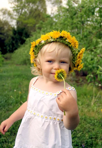 Ragazza con fiori gialli sulla testa — Foto Stock