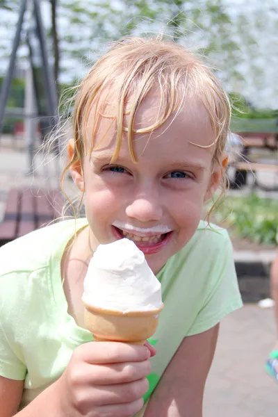 Mała dziewczynka jedząca lody — Zdjęcie stockowe