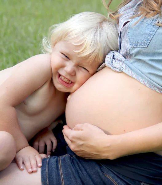 Toddler and pregnant mom — Stock Photo, Image
