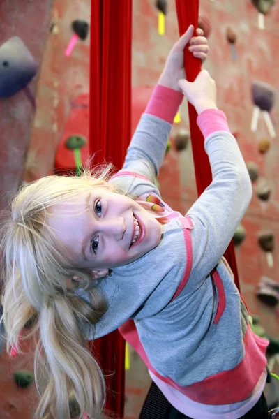 Girl climbing on rope — Stock Photo, Image