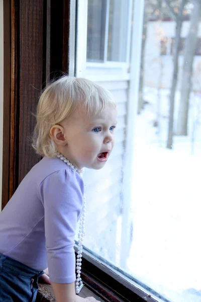 ウィンドウでの幼児 — ストック写真