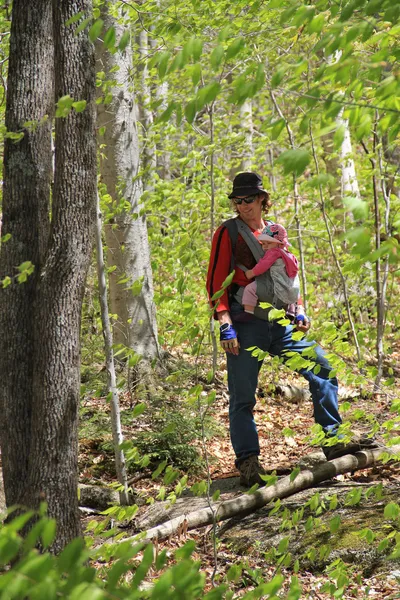 Uomo con bambino nella foresta primaverile — Foto Stock