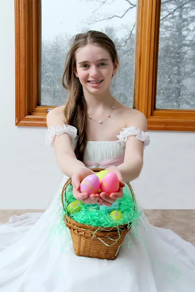 Girl with Easter eggs — Stock Photo, Image