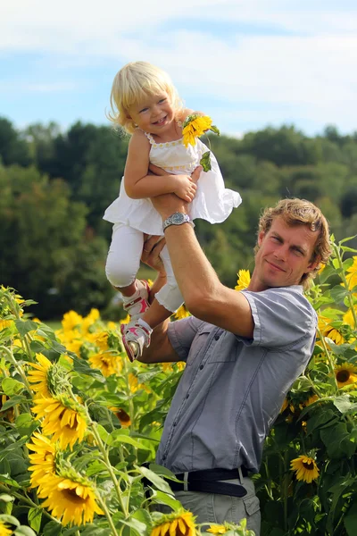 Far och dotter på solros fält — Stockfoto