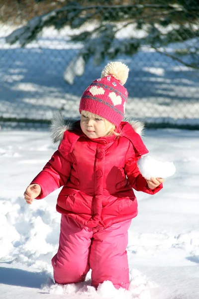 Jolie fille dans le parc d'hiver — Photo