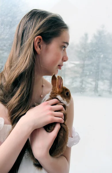 Tonårsflicka med bunny — Stockfoto