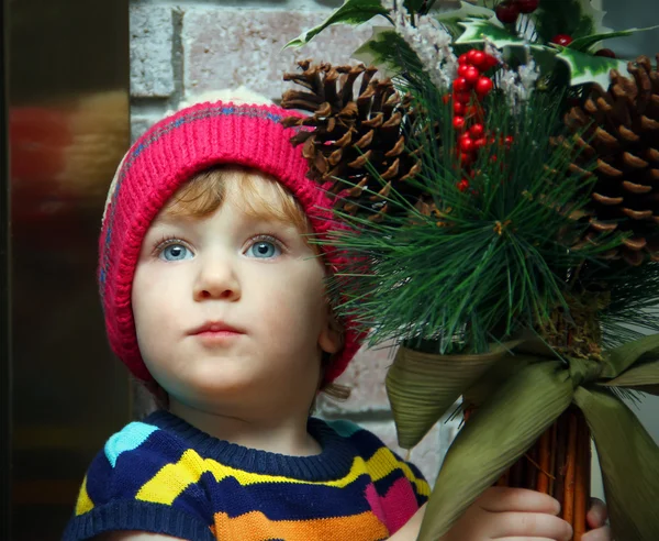 Маленький хлопчик з різдвяними прикрасами — стокове фото