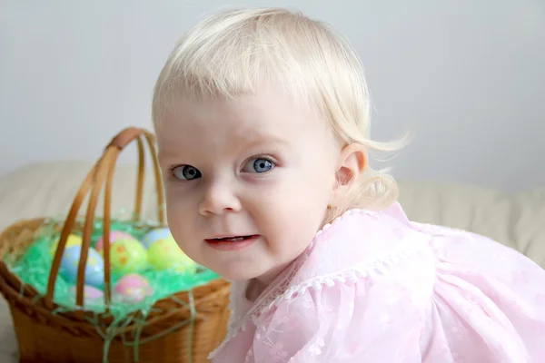 Girl with Easter basket — Stock Photo, Image