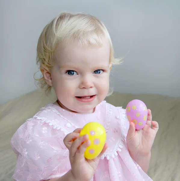 Дівчина з яйцями — стокове фото