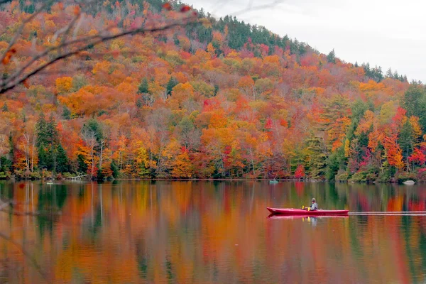 Paisagem com lago e montanhas — Fotografia de Stock