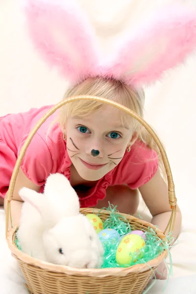 Girl with a basket of Easter eggs — Stock Photo, Image