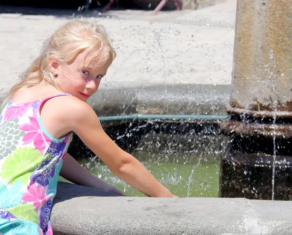 Girl by the fountain — Stock Photo, Image