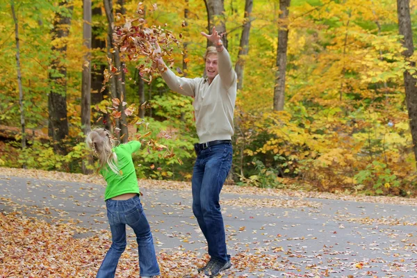 Padre e sua figlia nel parco — Foto Stock