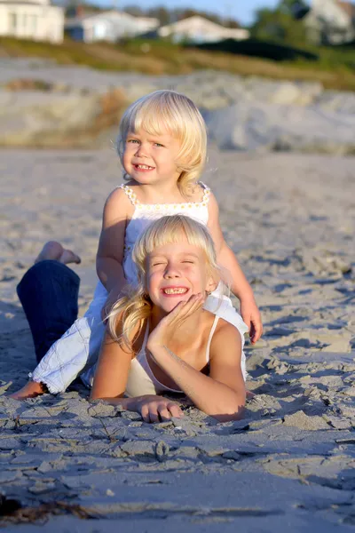 Petites filles s'amusent sur la plage — Photo