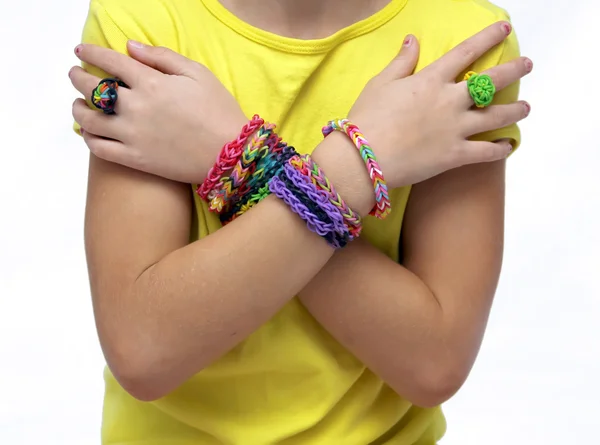 Mädchen mit Armbändern — Stockfoto