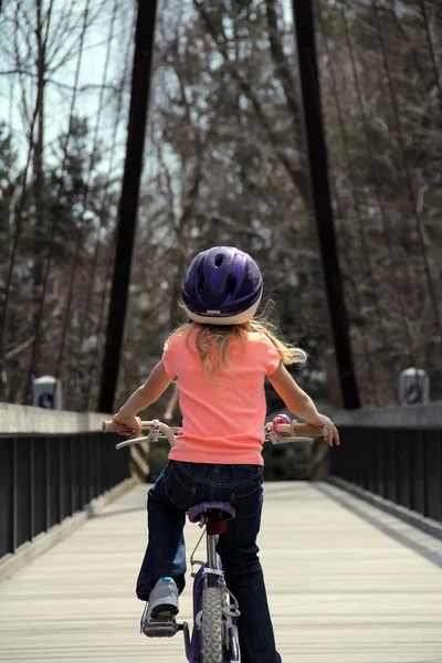 Chica en una bicicleta en el parque de verano —  Fotos de Stock