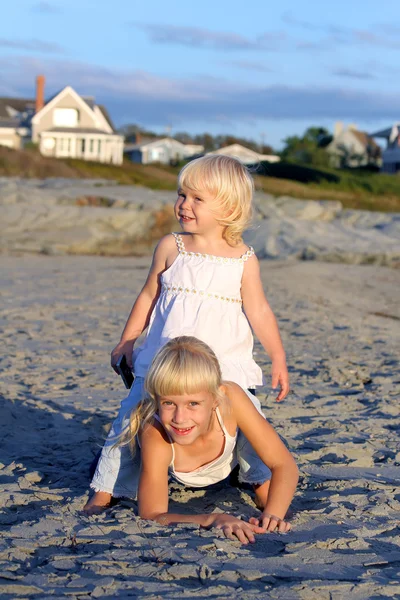 Små flickor som har kul på stranden — Stockfoto