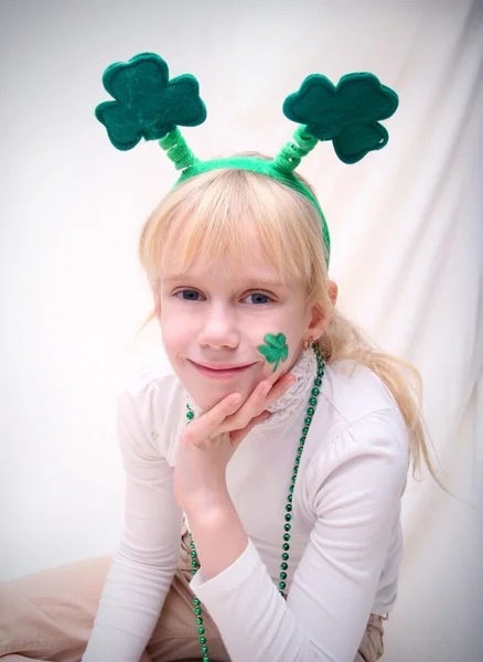 Chica con los símbolos del día de San Patricio — Foto de Stock