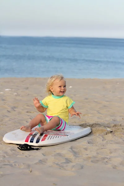 Girl sitting on the boogie board — Stock Photo, Image