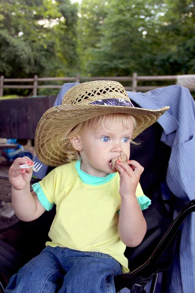 小さな女の子を食べるシシカバブ — ストック写真