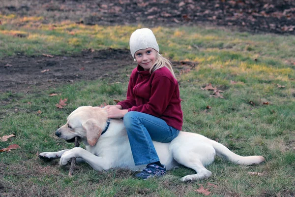 彼女の犬と公園で遊んでいるガール フレンド — ストック写真