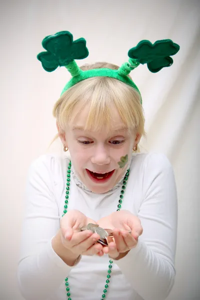 Girl with the Saint Patric's day symbols — Stock Photo, Image