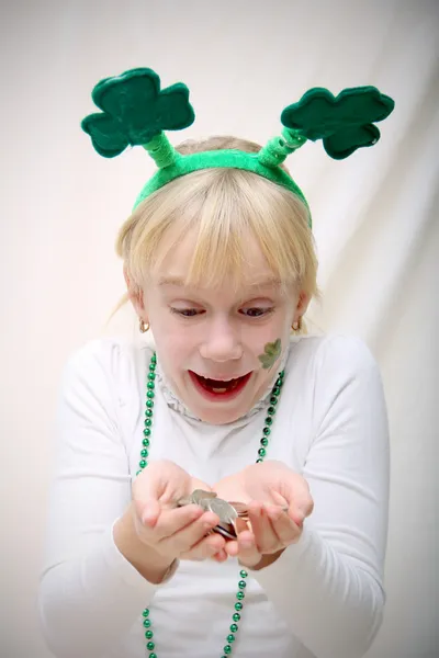 Menina com os símbolos do dia do Santo Patric — Fotografia de Stock