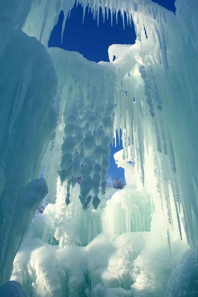 Güzel buz sarkıtları — Stok fotoğraf