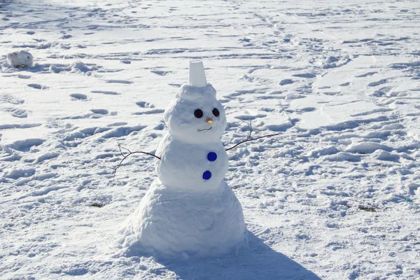 Schneemann im Park Stockbild