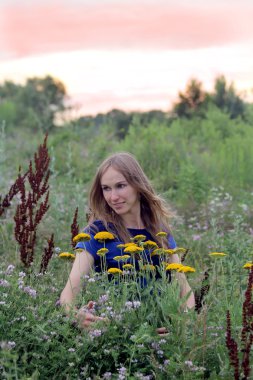 çayır üzerinde romantik güzel genç kız