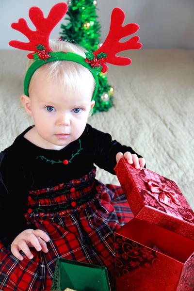 Αξιολάτρευτο μικρό κορίτσι με τα δώρα Χριστουγέννων — Φωτογραφία Αρχείου