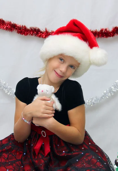 Sevimli küçük kız onu çok yeni bir oyuncak ayı ile — Stok fotoğraf