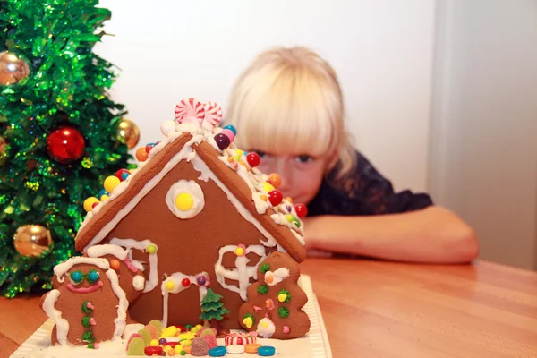 Ragazza e la casa di pan di zenzero — Foto Stock