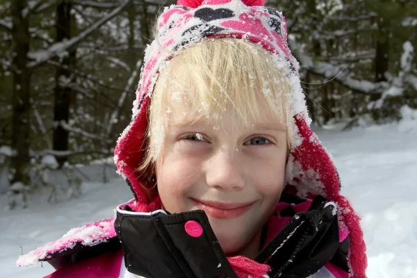 Petite fille souriante dans le parc d'hiver — Photo