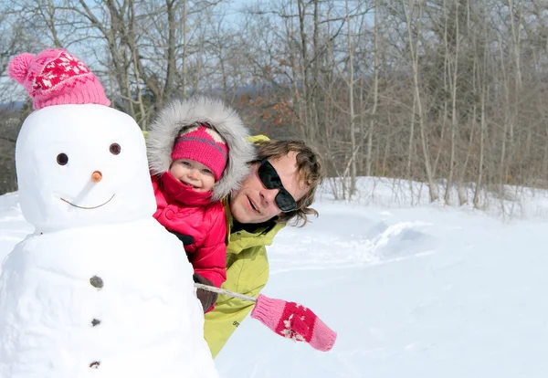 Père et sa fille construisent le bonhomme de neige — Photo