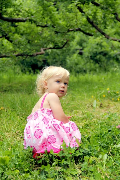 Lilla barn girl promenader i parken — Stockfoto