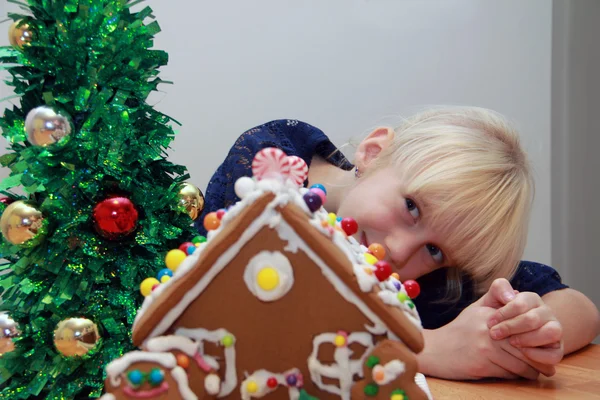 Girl and the gingerbread house — Stock Photo, Image