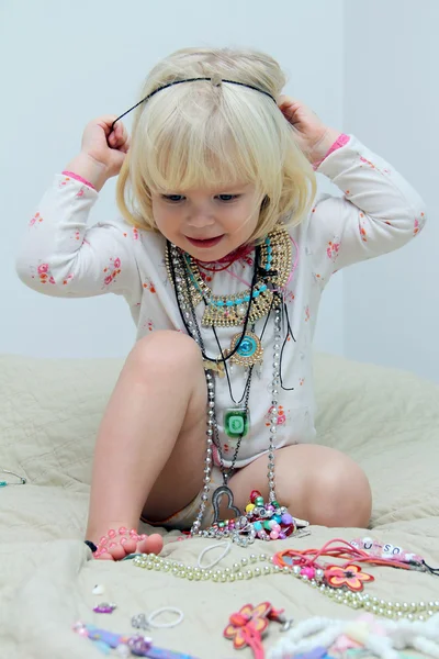 Adorable petite fille jouant avec les bijoux — Photo