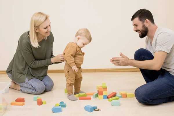 Leende Far Och Mor Leker Med Bedårande Barn Glada Familjen — Stockfoto
