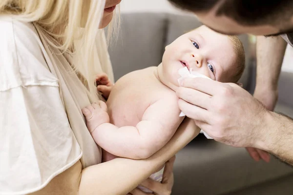 Neonato Tra Braccia Genitori Premurosi Puliscono Bocca Del Bambino Dopo — Foto Stock