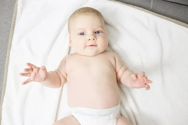 Lindo Bebé Recién Nacido Caucásico Yace Pañal Sobre Una Manta —  Fotos de Stock