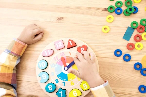 Kinderzeiger Spielen Mit Holzuhren Schreibtisch Kind Lernt Die Zeit Sagen — Stockfoto