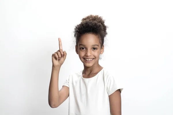 긍정적 소녀는 손가락으로 아이를 가리키는 몸짓을 했습니다 아이디어에 — 스톡 사진